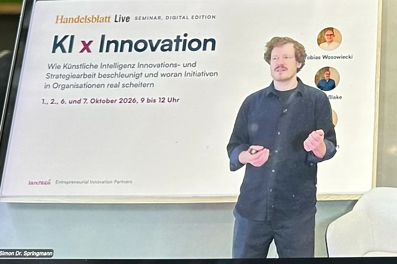 Titelfolie des Handelsblatt-Live-Seminars „KI x Innovation“ (Digital Edition), davor Dr. Simon Springmann beim Präsentieren, so wie die Teilnehmenden ihn im Live-Stream sahen