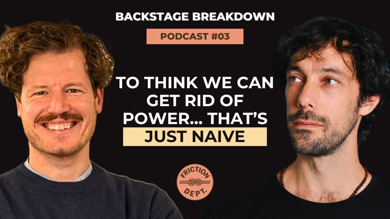 The-Friction-Dept-Podcast-Thumbnail: Christ Burstein und Dr. Simon Springmann im Gespräch über flache Hierarchien und Mikropolitik in Teams